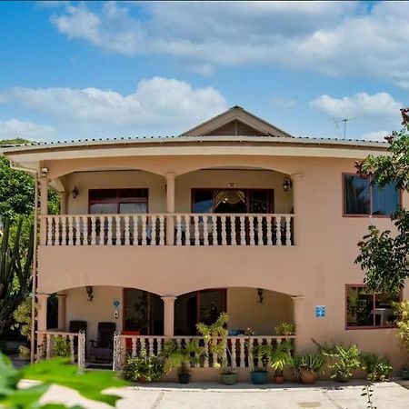 Chez Benoit Self Catering Apartment Виктория Екстериор снимка
