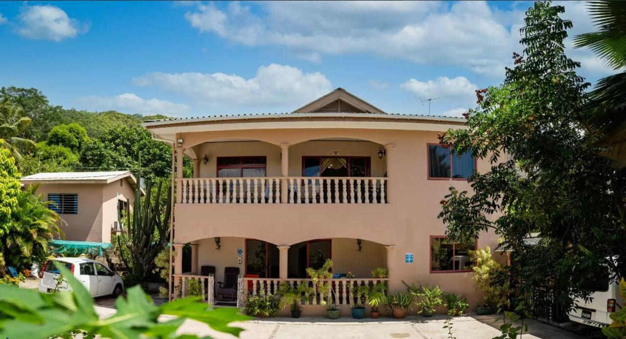 Chez Benoit Self Catering Apartment Виктория Екстериор снимка