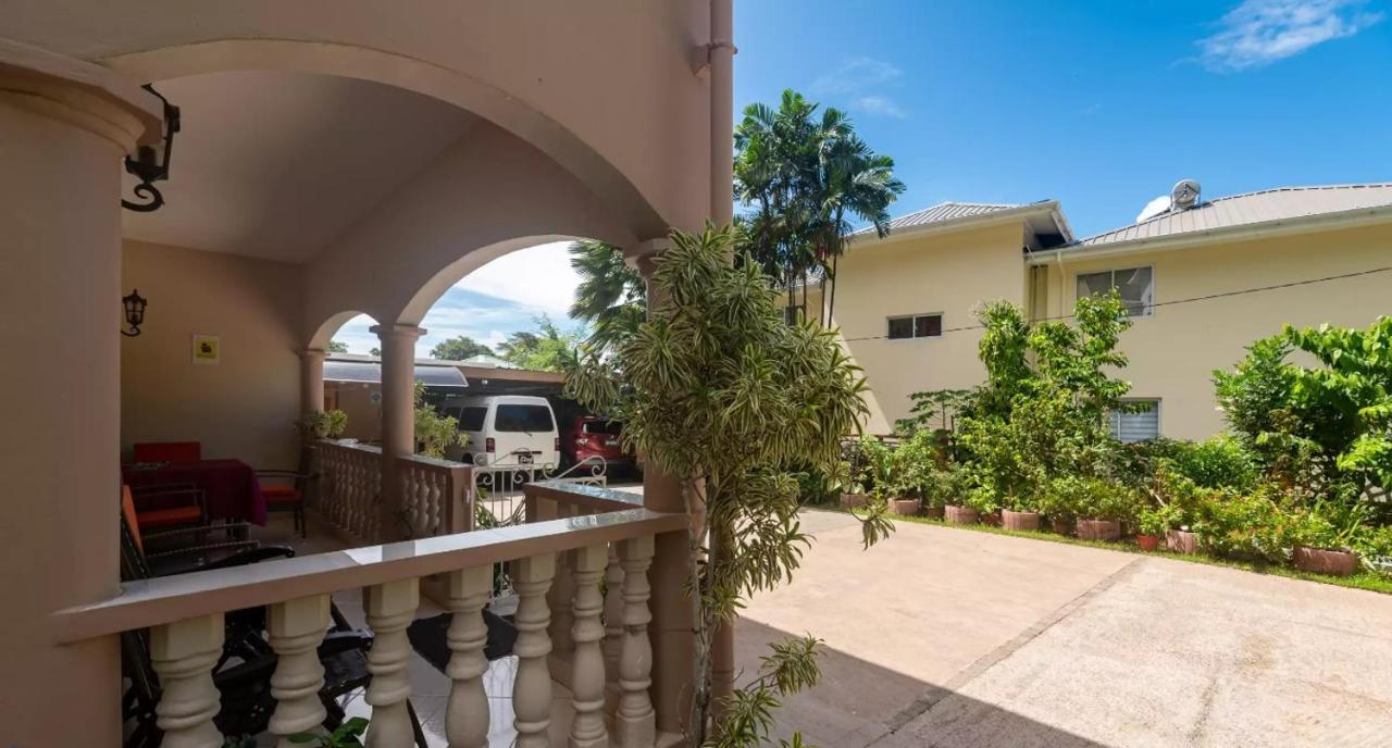Chez Benoit Self Catering Apartment Виктория Екстериор снимка