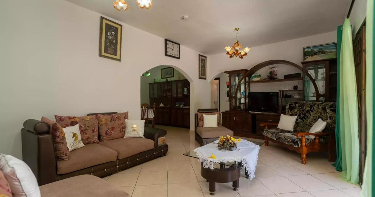 Chez Benoit Self Catering Apartment Виктория Екстериор снимка