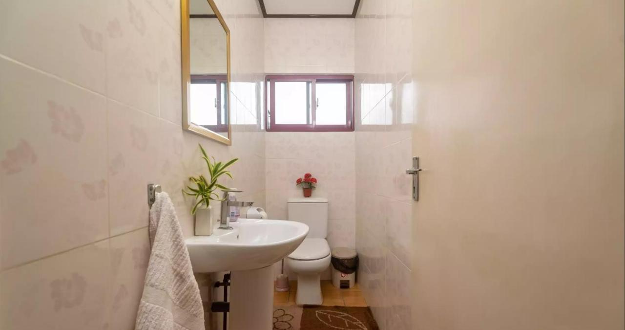 Chez Benoit Self Catering Apartment Виктория Екстериор снимка