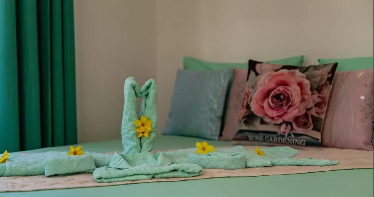 Chez Benoit Self Catering Apartment Виктория Екстериор снимка