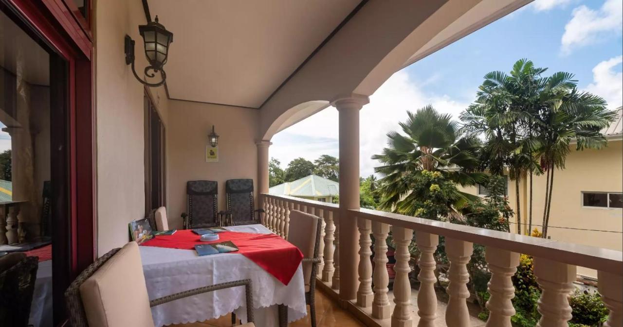 Chez Benoit Self Catering Apartment Виктория Екстериор снимка