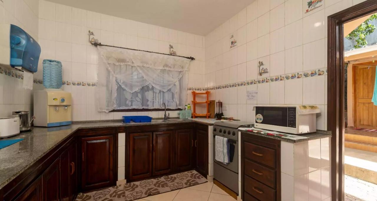 Chez Benoit Self Catering Apartment Виктория Екстериор снимка