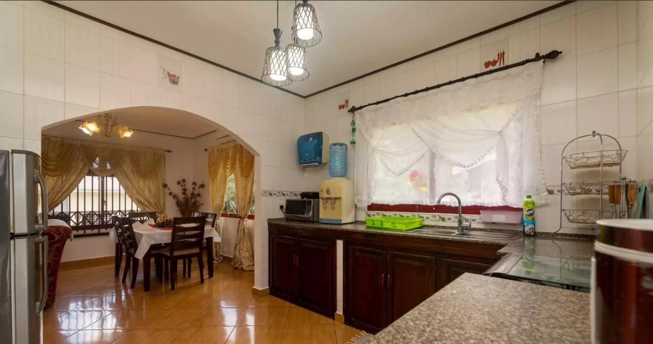 Chez Benoit Self Catering Apartment Виктория Екстериор снимка