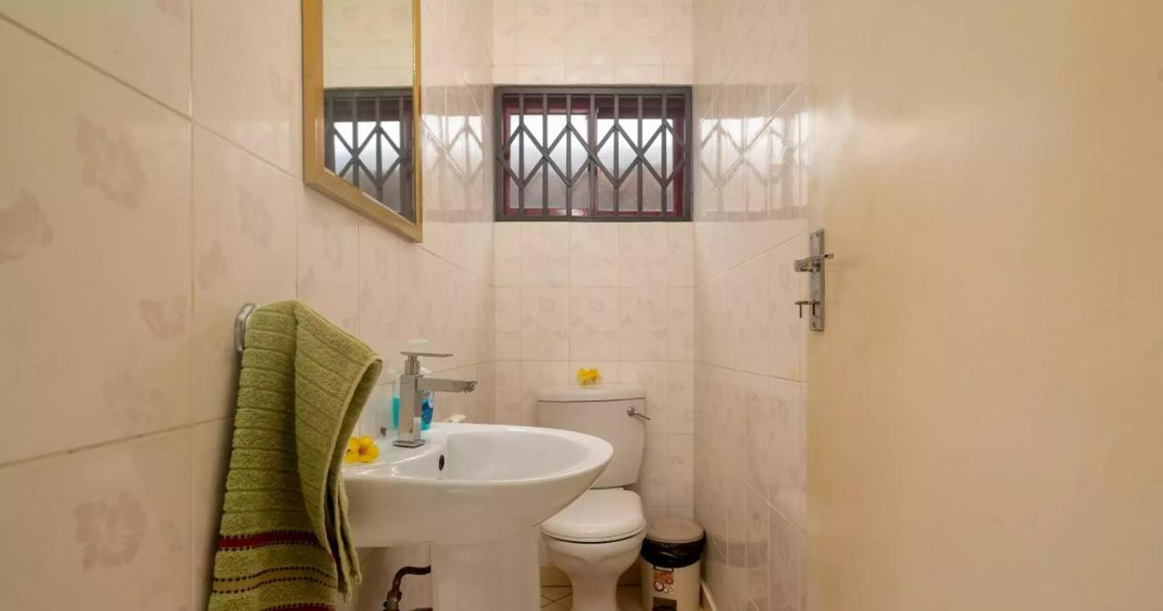 Chez Benoit Self Catering Apartment Виктория Екстериор снимка