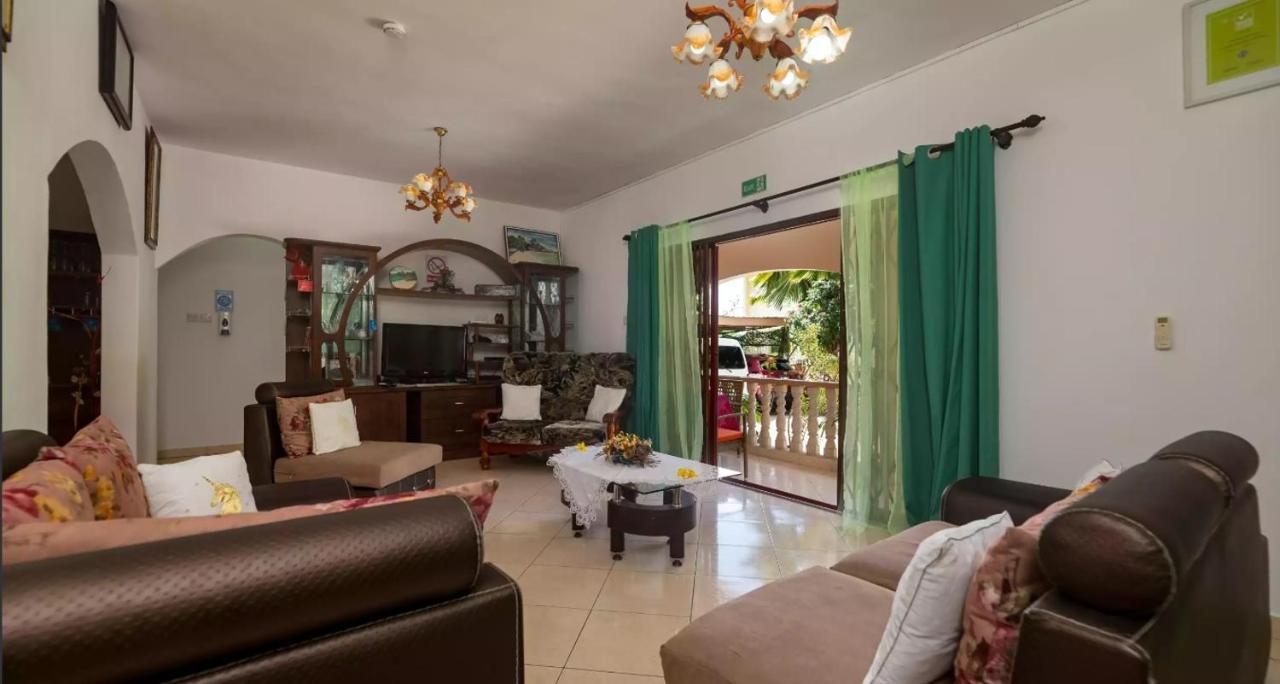 Chez Benoit Self Catering Apartment Виктория Екстериор снимка