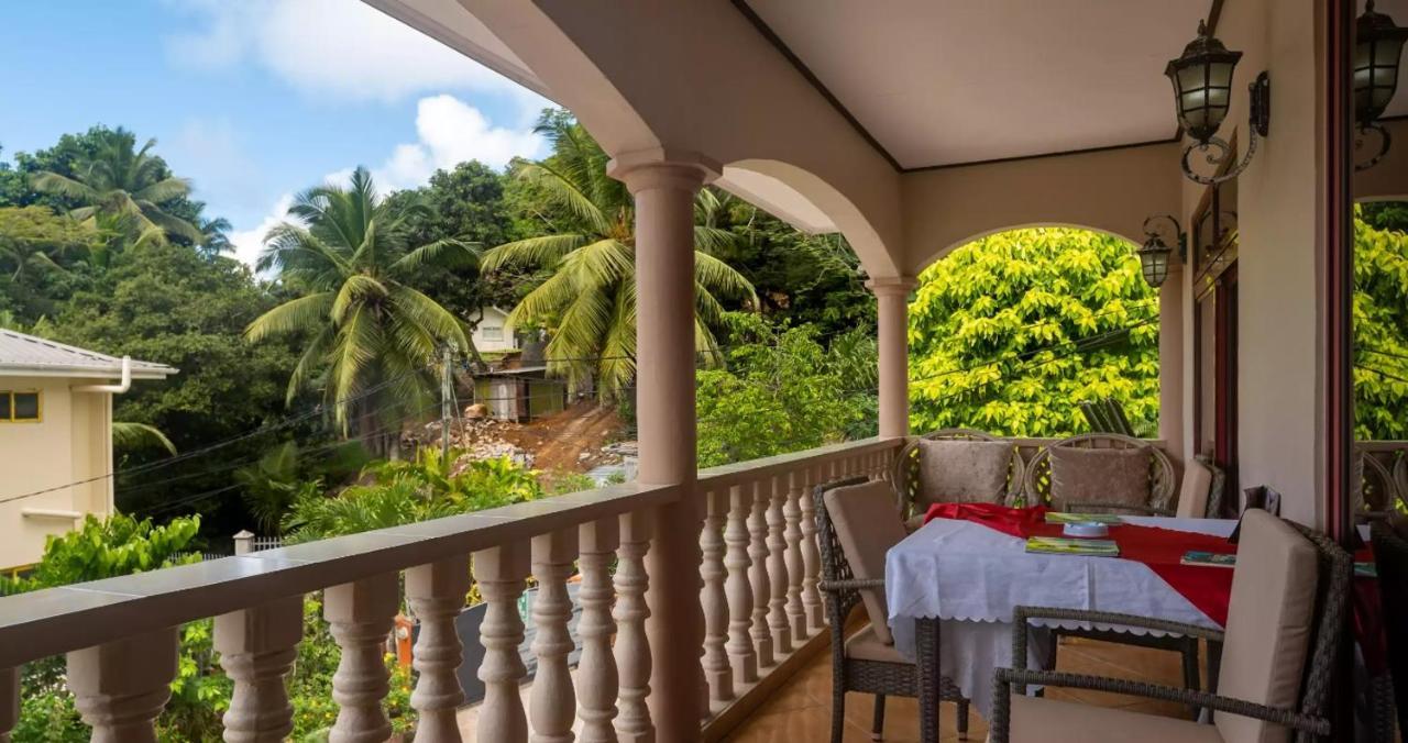 Chez Benoit Self Catering Apartment Виктория Екстериор снимка