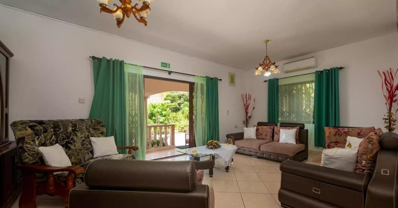 Chez Benoit Self Catering Apartment Виктория Екстериор снимка