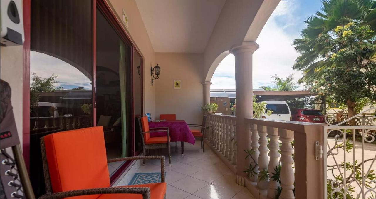 Chez Benoit Self Catering Apartment Виктория Екстериор снимка