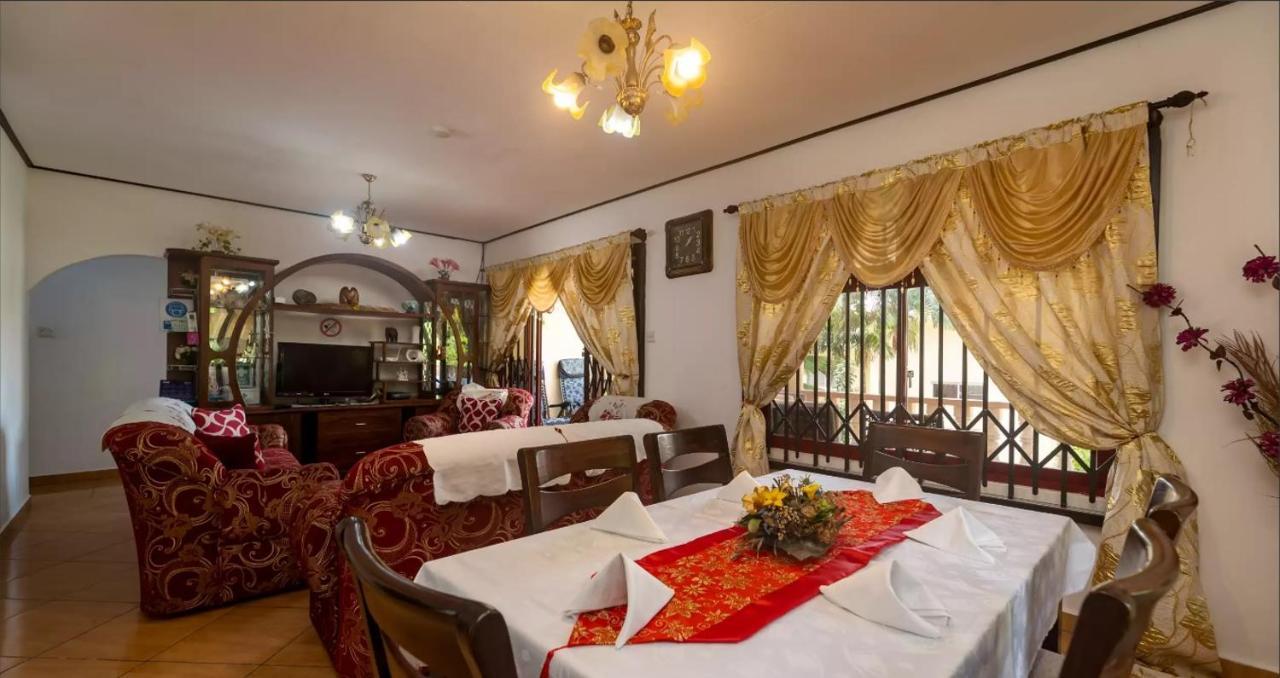 Chez Benoit Self Catering Apartment Виктория Екстериор снимка